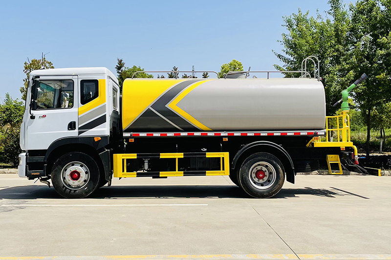 东风D9洒水车（13.8方 / 15.1方）