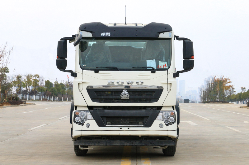 重汽豪沃后八轮洒水车(18.5方) （选装30~40米雾炮）