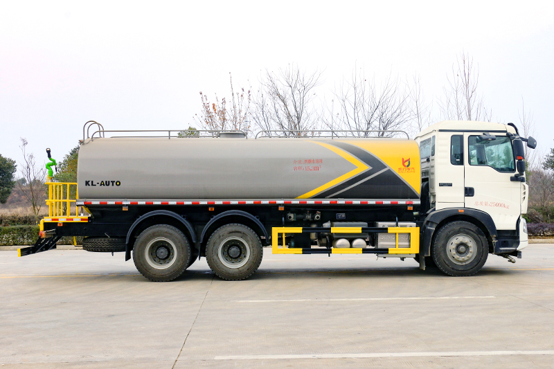 重汽豪沃后八轮洒水车(18.5方) （选装30~40米雾炮）