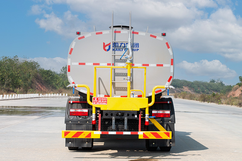 东风D9洒水车（4500轴距）  15.1方