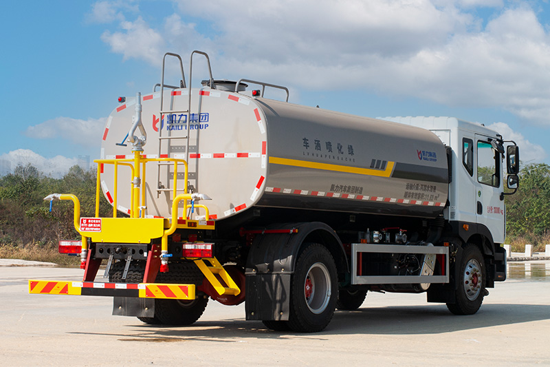 东风D9洒水车（4500轴距）  15.1方