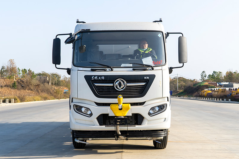 东风天锦小三轴洒水车 20方